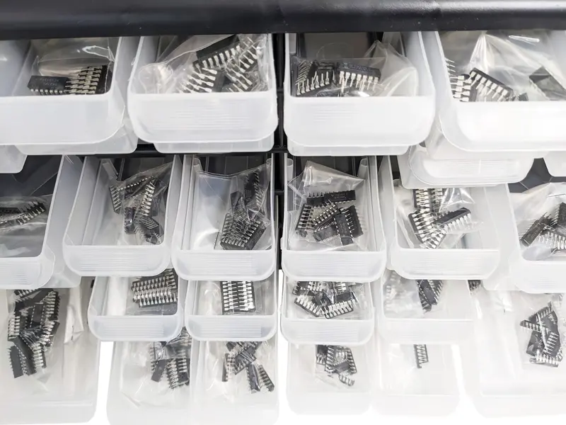 300-Piece CD4000 Series CMOS IC Kit – 25 Logic IC Types, Pre-Sorted in Modular Electronic Storage Case